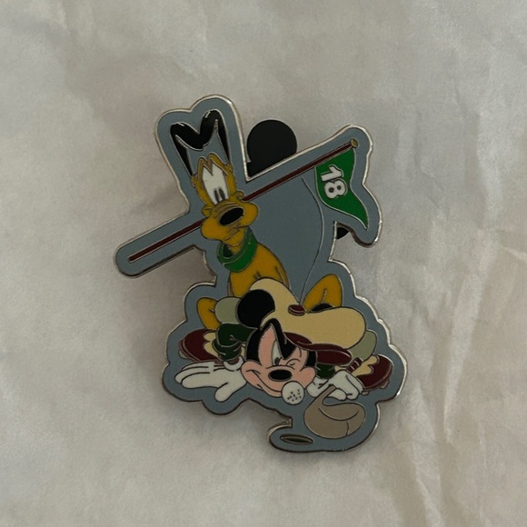 Disney World Vintage Mickey Mouse Pluto Golfing‎ Trading Pin - Picture 1 of 2